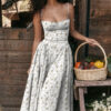 Vestido midi feminino com decote bustier, alças finas e saia fluida, perfeito para o dia a dia e passeios(24586)